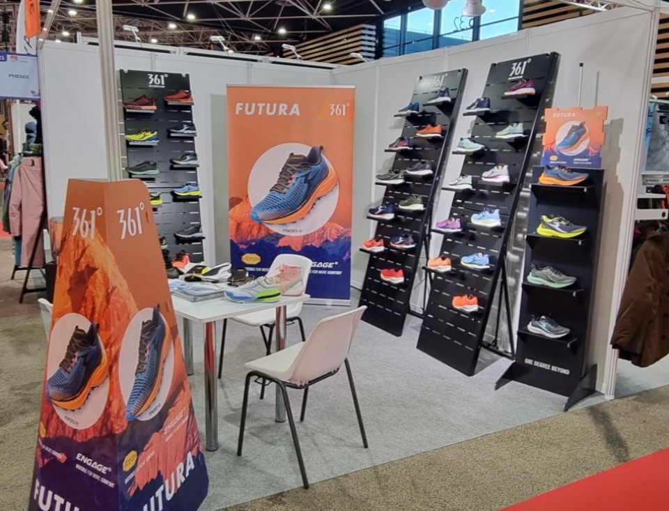 361° running shoes displays 7