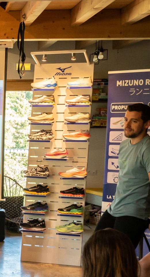 Mizuno shoes displays 4