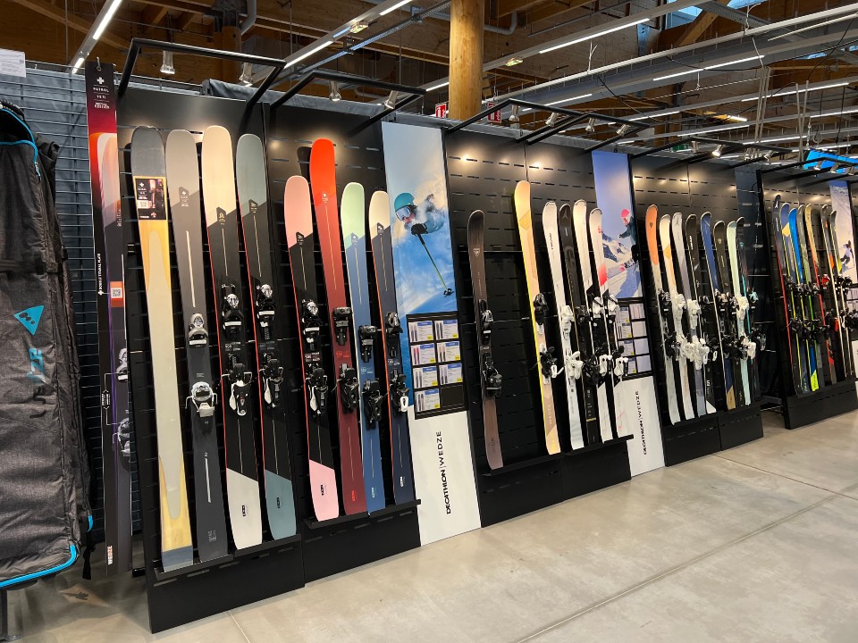 Ski Showroom Decathlon Passy displays 9