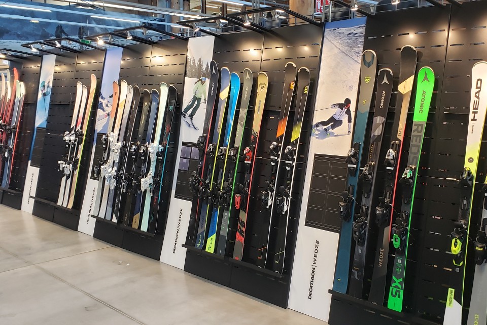 Ski Showroom Decathlon Passy displays
