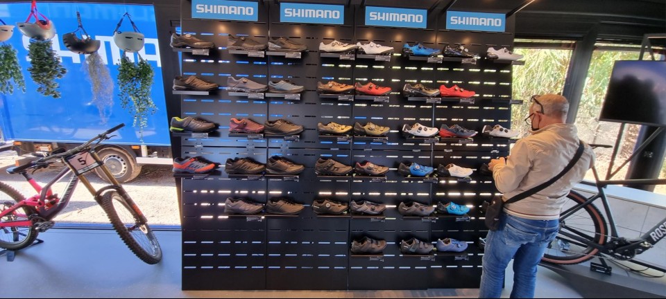 Shimano cycle wheels shoes displays 7