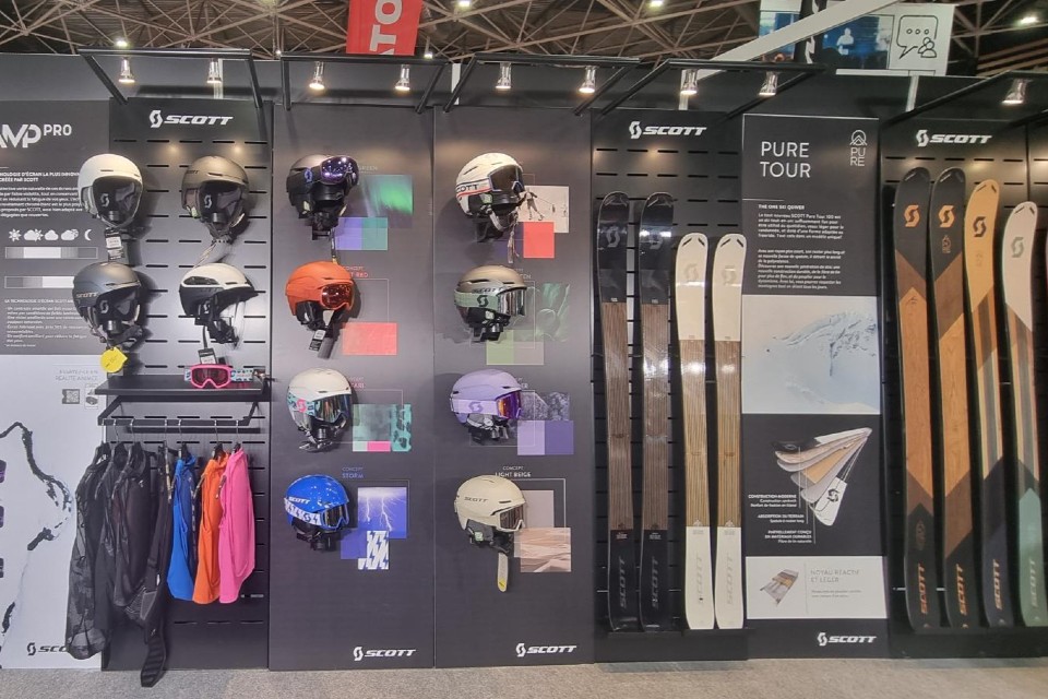 Scott skis and cycle accessories displays