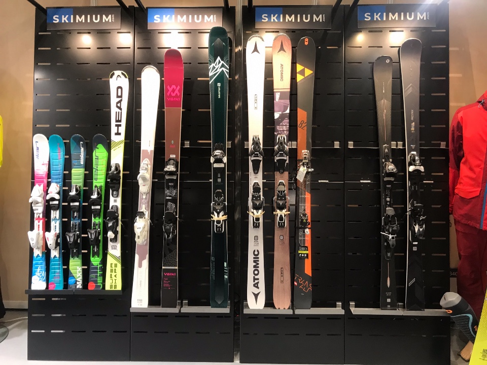 Skimium skis shoes displays 3