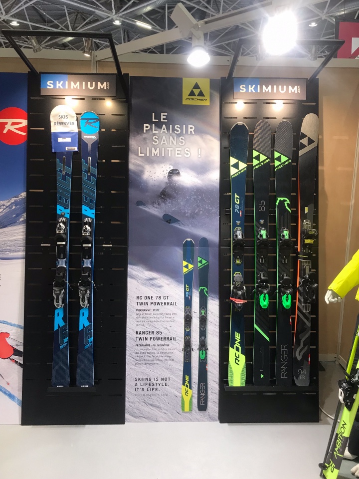 Skimium skis shoes displays 4