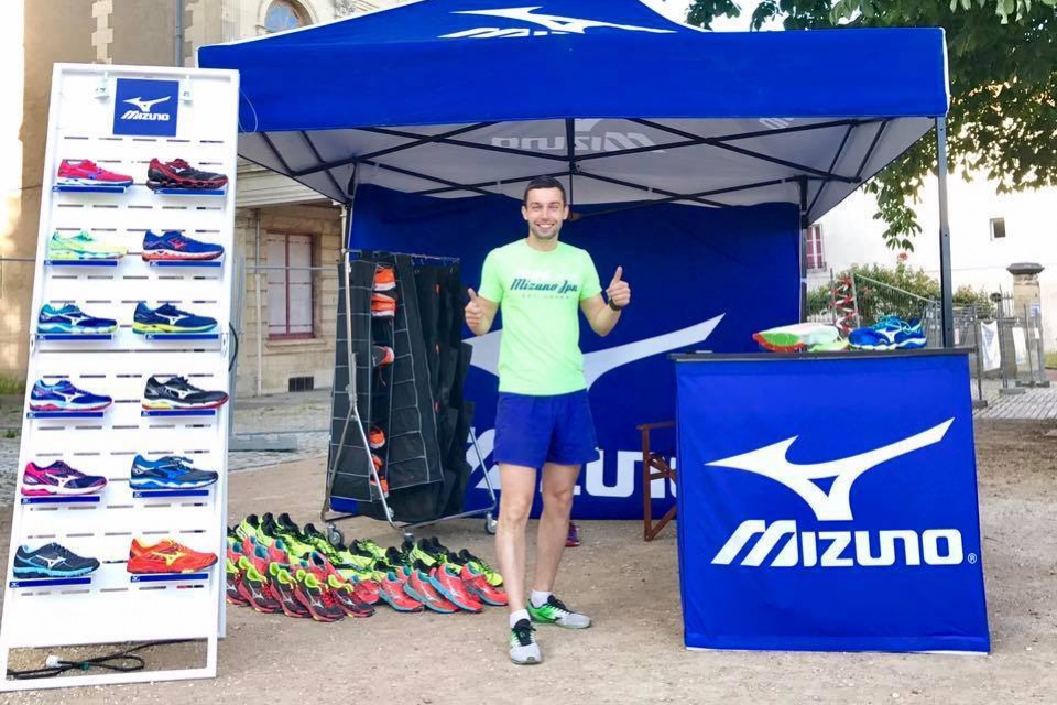 Mizuno shoes displays