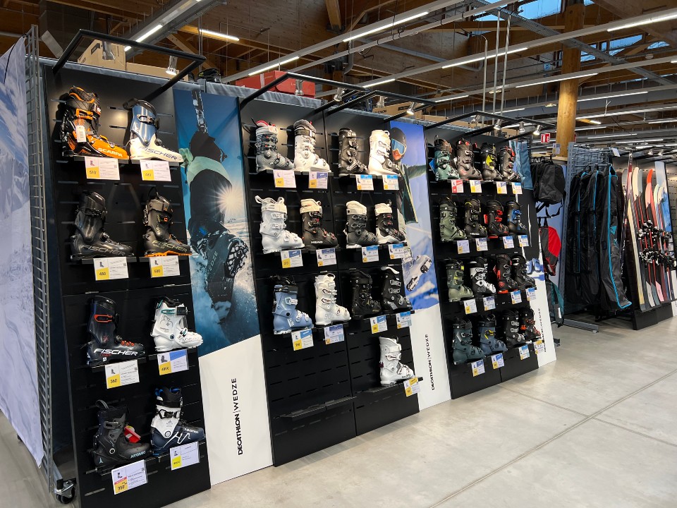 Ski Showroom Decathlon Passy displays 10