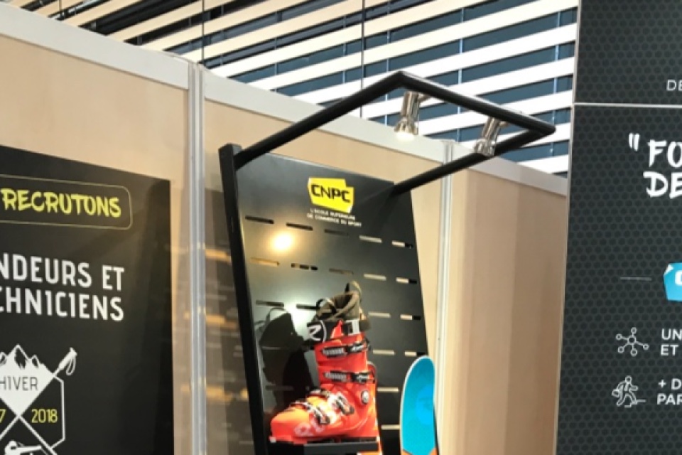 CNPC ski shoes documentation display